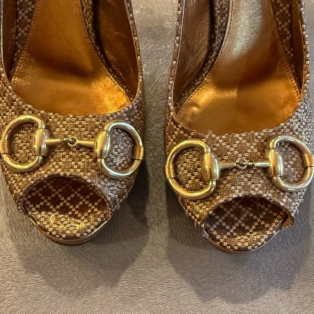 Gucci Brown Patterned Peep-Toe Heels with Gold Horsebit. Size 37 - Picture 3 of 12